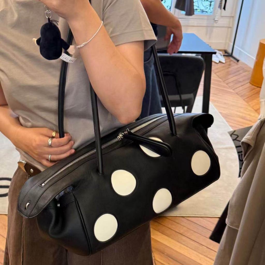 Tote Bag with Fashionable Polka Dot Color-blocking Design, with A Zipper Closure, Suitable for Carrying on The Shoulder or As A Handbag.