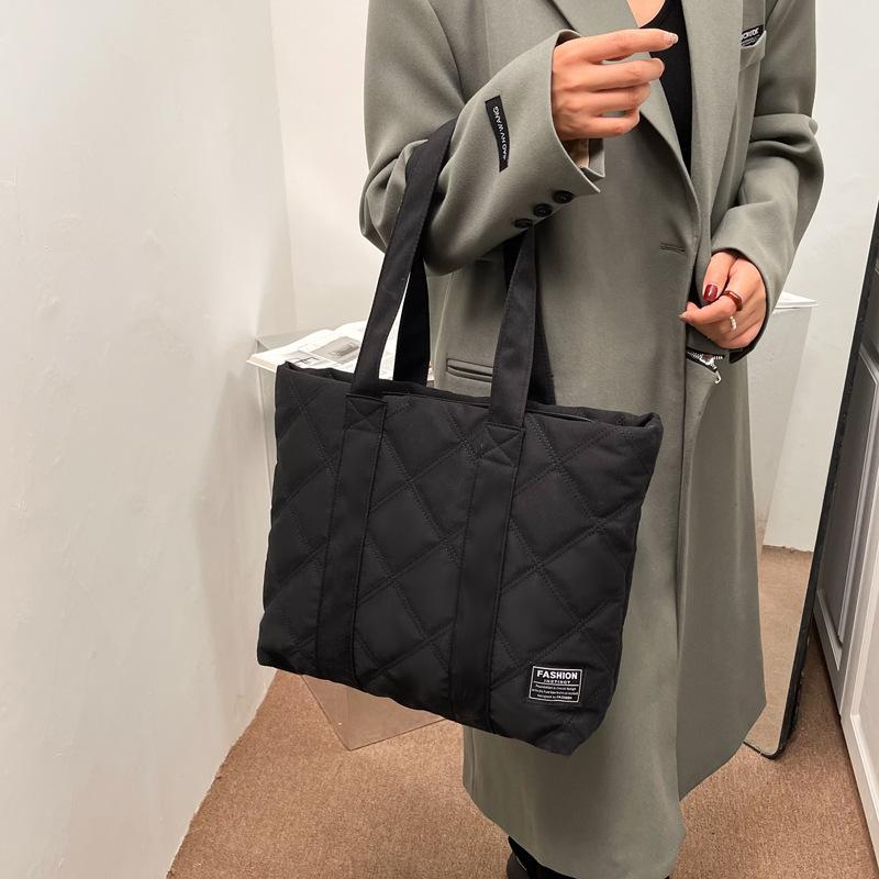 New Fashiable Flow Large Capacity Casual Lightweight Nyl Handbag Ladies Fashiable Street One Shoulder Package