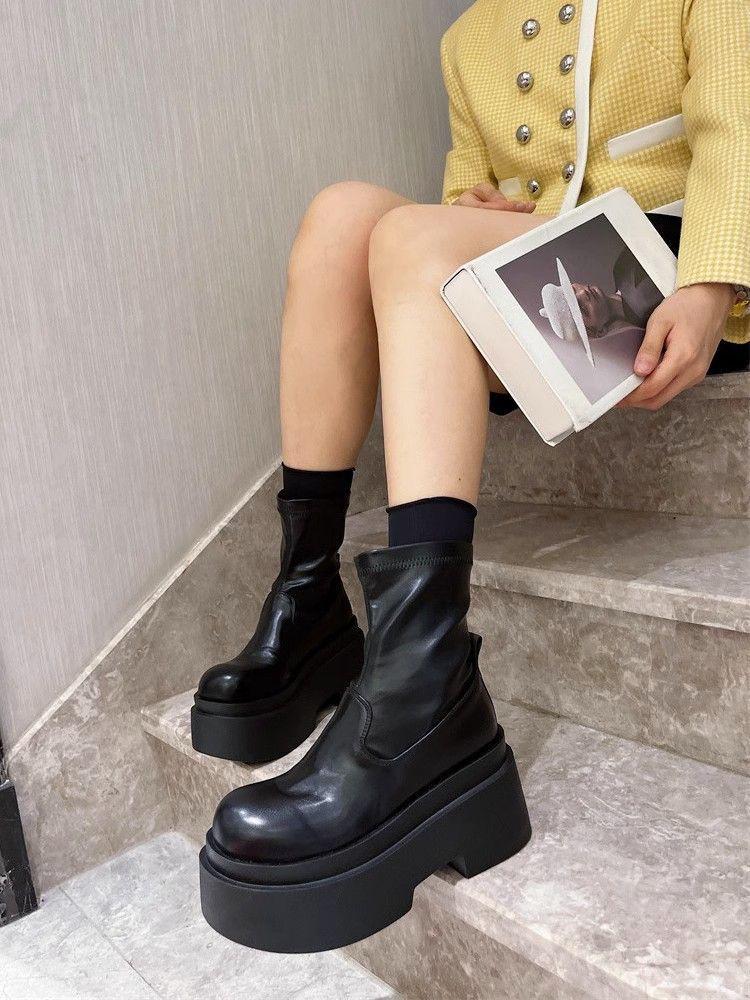 Супер гаряча мода нова версія універсальних жіночих коротких черевиків осені 2024 року, маленьким людям обов'язково заходити на платформу черевики Мартін
