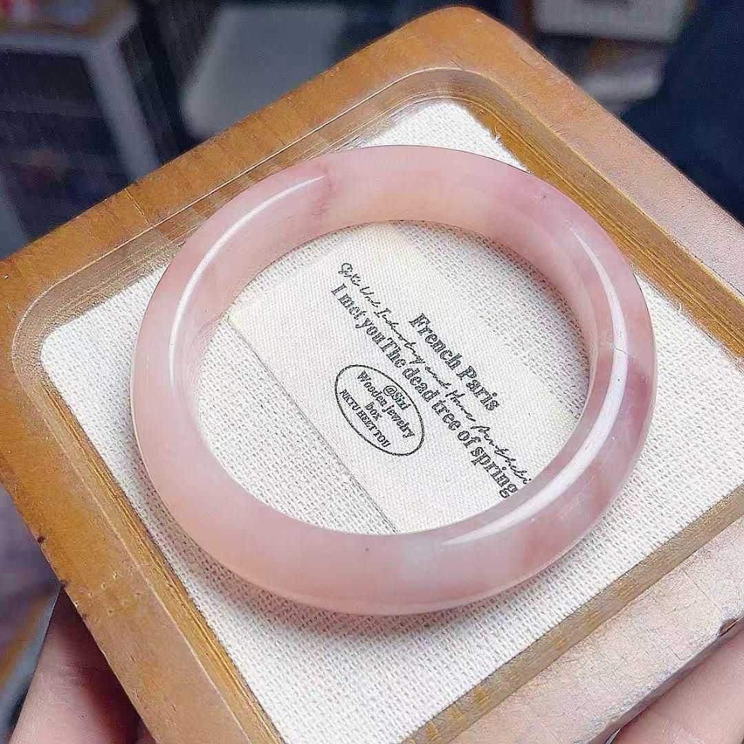 Золотой нефритовый цветок персика шелковый широкий браслет унисекс - простой, универсальный и изысканный модный аксессуар.