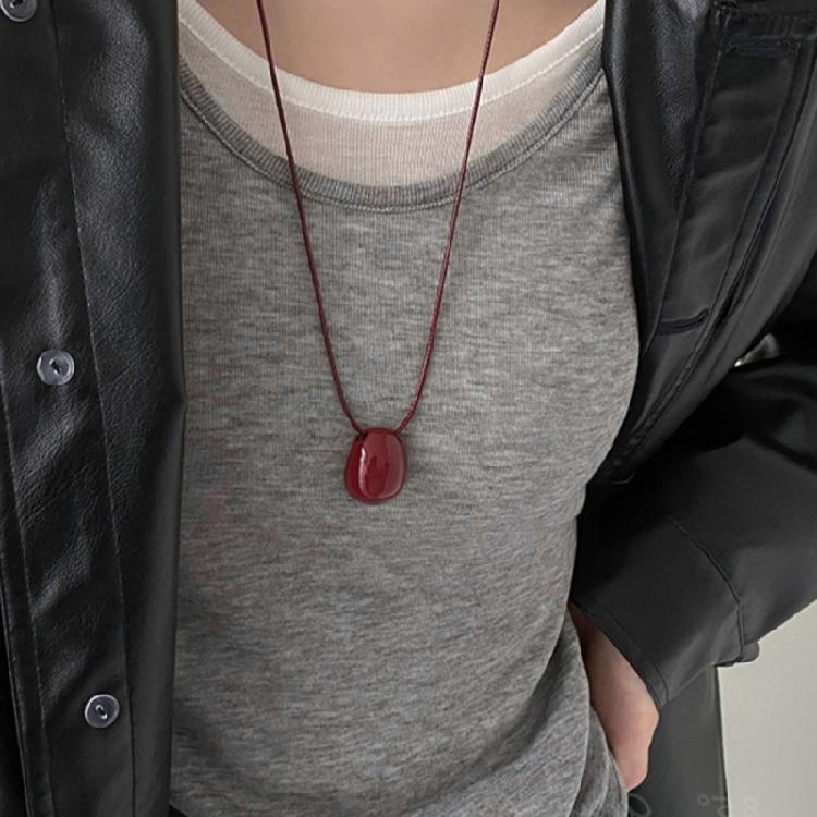 Women Modern Geometric Oval Pendant Necklace Adjustable Length Necklace Stylish Sweater Chain Perfect for Everyday Wear