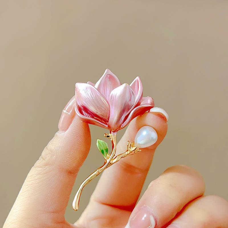 Exquisite Retro Magnolia Pearl Brooch – High-End Corsage for Women, Elegant Clothing Accessory & Decoration
