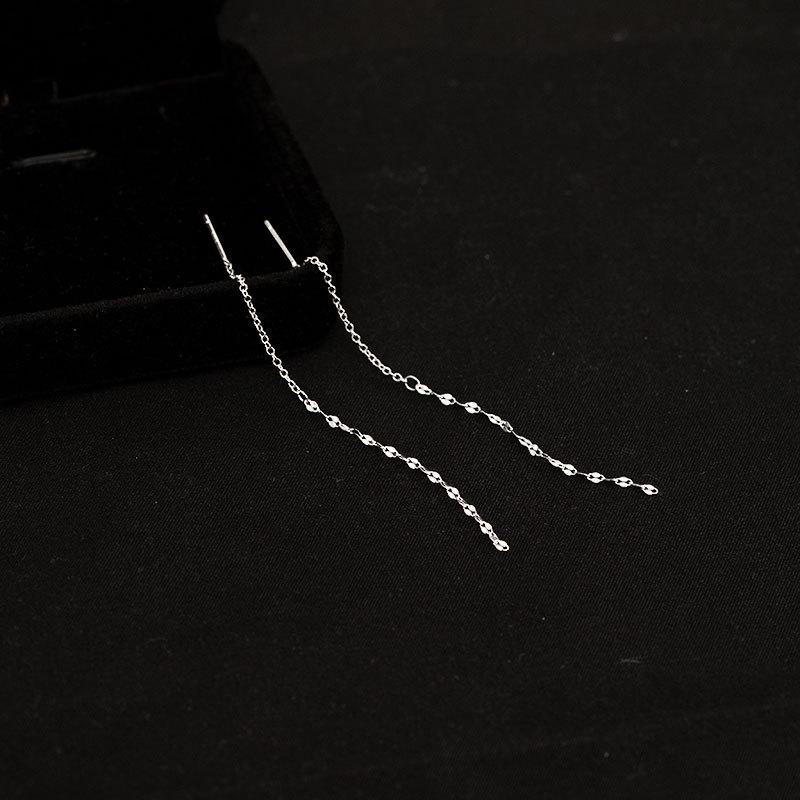 

Под баньяном S925 Серебро и 14К Золото Корейские серьги с кисточками: Подчеркните свою красоту элегантным удлиненным дизайном, выгодно подчеркивающим лицо. ES1960 белый