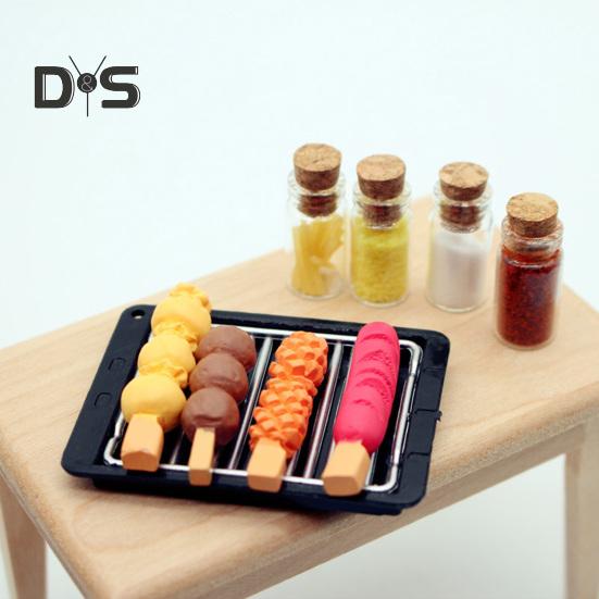 Mini Zestaw Szaszłykowy do Grilla Miniaturowe Jedzenie Akcesoria do BBQ Żywica Mini Grillowana Kiełbasa Taca do Grilla Butelki na Przyprawy dla 1:Dom i lalki w skali 1/12