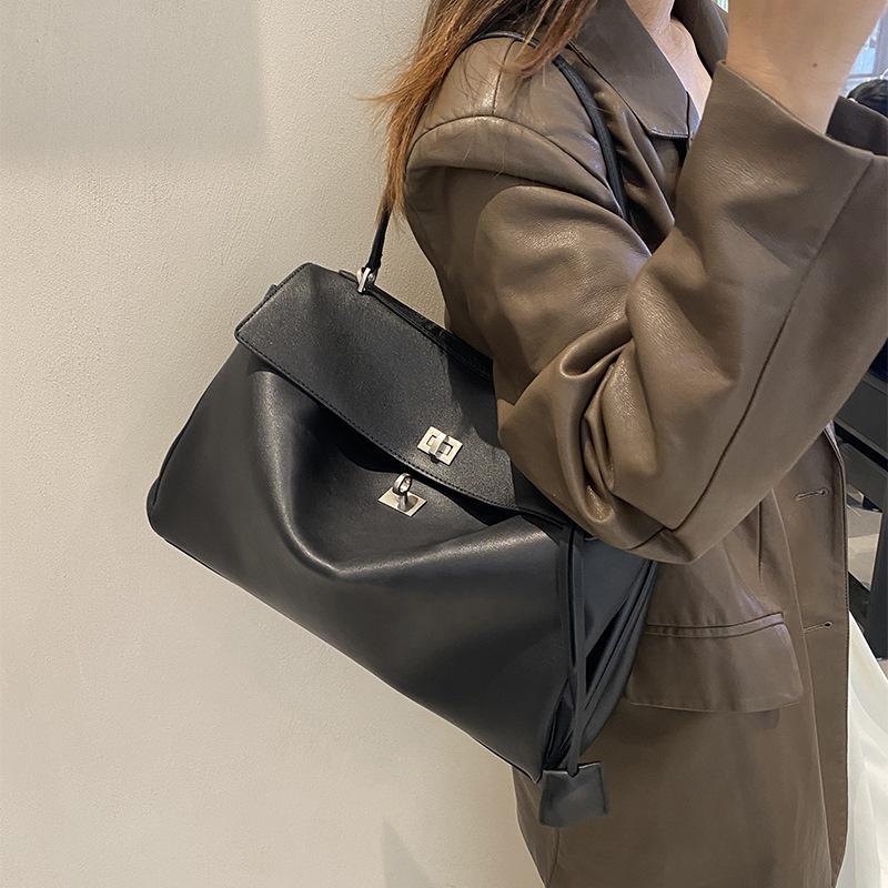 

New commuter style messenger cowhide tote bag, genuine leather women s bag, large-capacity high-end underarm bag.