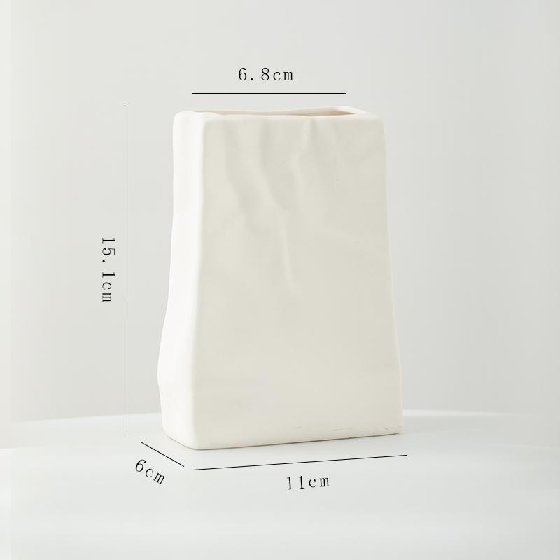 Skandynawski biały ceramiczny wazon na suszone lub świeże kompozycje kwiatowe w wystroju salonu
