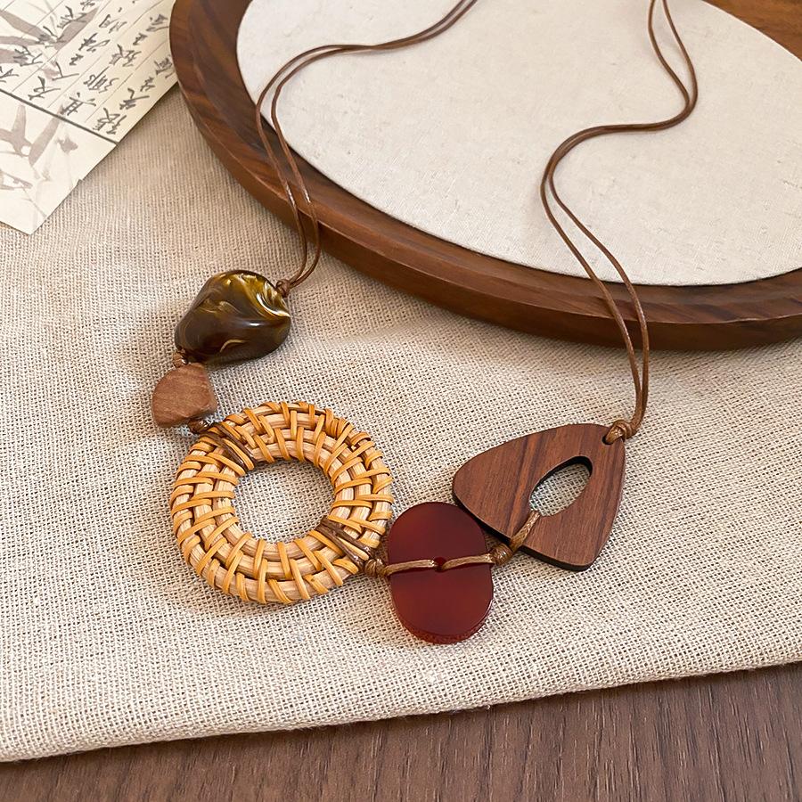 

Hot Sale Rattan Weaving Round Pendant Geometric Triangle Acrylic Beads Necklaces for Women Adjustable Rope Sweater Chain кофейный