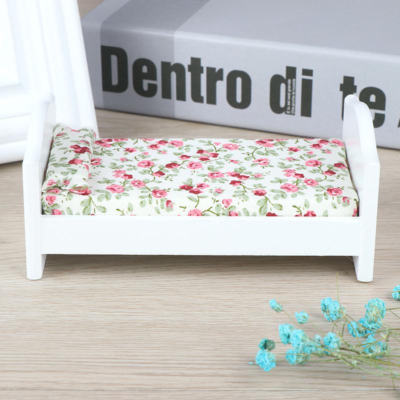 1/12 Casa delle Bambole Miniatura Letto in Legno con Cuscino Mobili Camera da Letto Casa delle Bambole