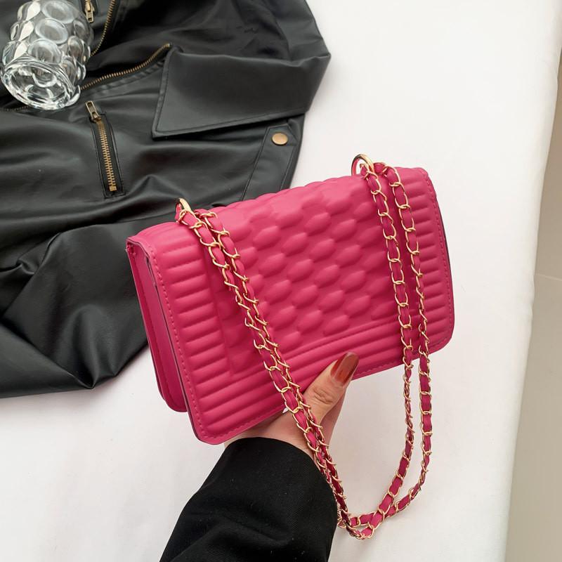 

Urban Minimalist Embossed Solid Color Women Bag 2024 Spring New Casual Retro Chain Shoulder Bag рожевий червоний колір