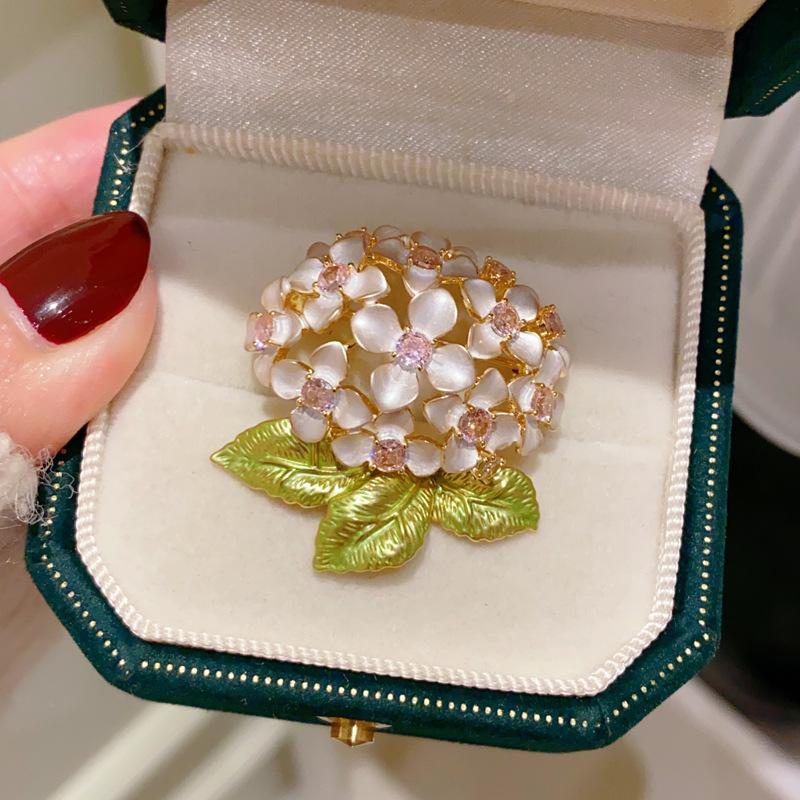 Trendige Broschen im chinesischen Blumendesign für Damen und Herren – Schmuckaccessoires, originelle Dekoration für Hochzeiten und Partys, Geschenkidee für Paare brown