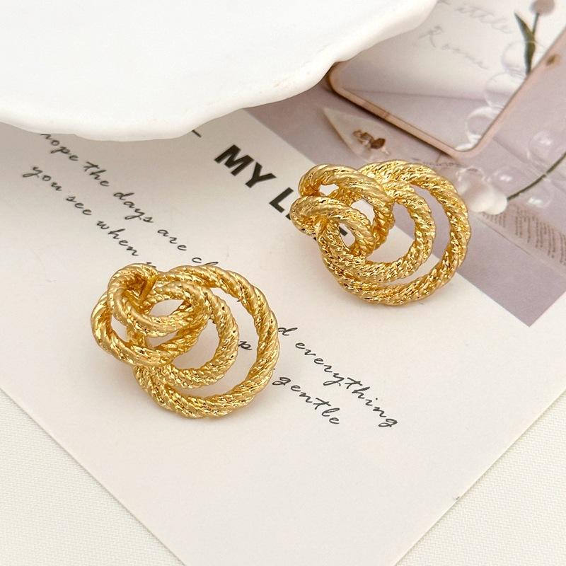Literary Retro Earrings, Gold Spiral Round Twist Pattern Stud Earrings. золотой