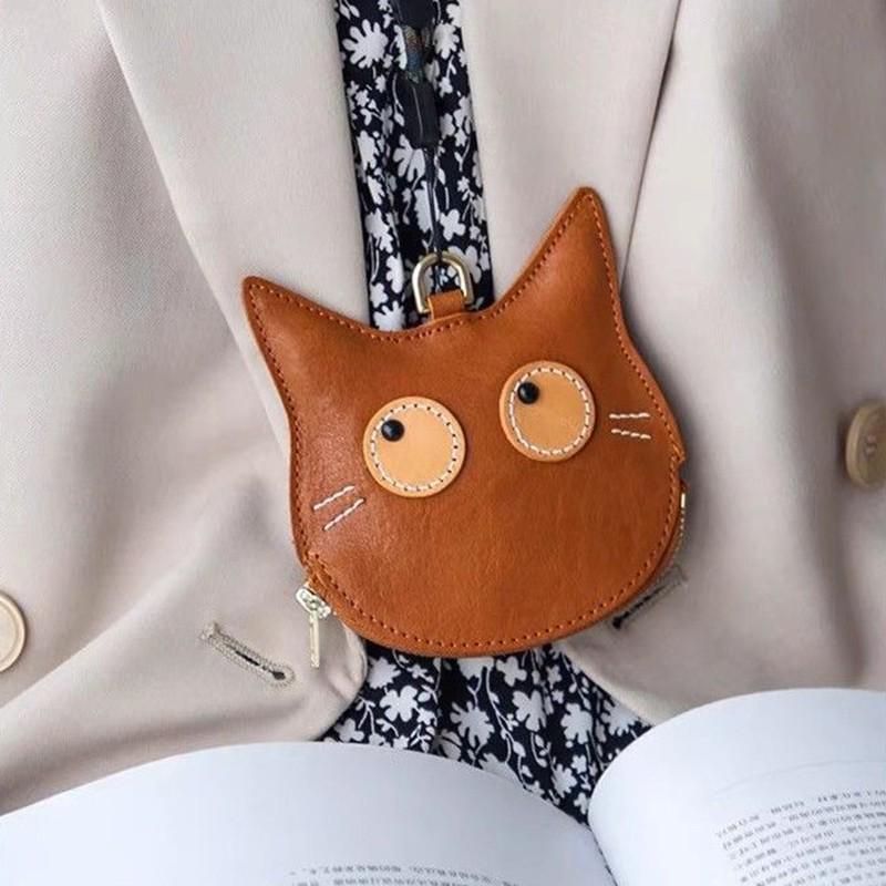 

Женский мини-кошелек для монет из коровьей кожи растительного дубления с мультяшным котом, держателем для карт и шнурком для наушников.