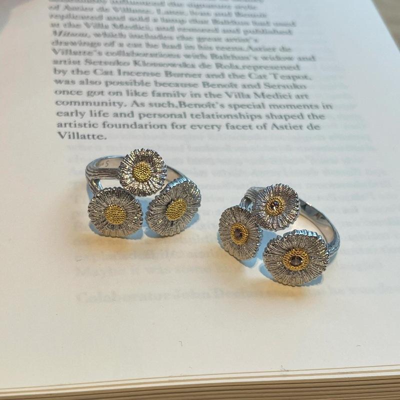 Light luxury retro brushed three daisy ring Couple style charm sun flower rings for women banquet Zircon gift