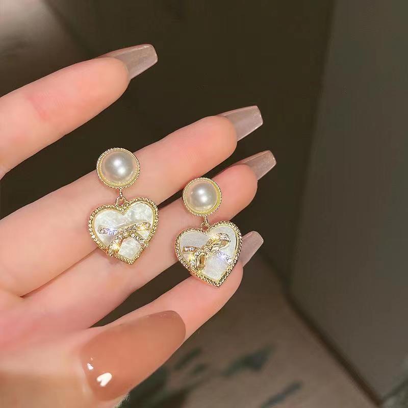 2023 Elegant Heart Dangle Earrings for Women, High-End Light Luxury Shell Studs, Trendy Niche Style Accessories
