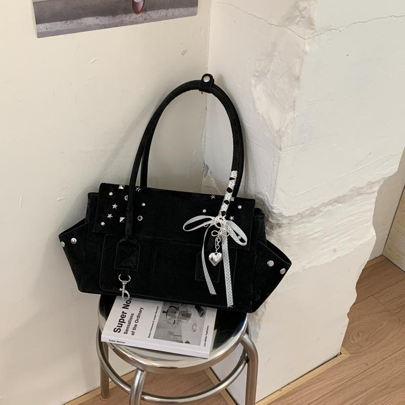 

Korean Vintage Studded Tote Bag Multi-pocket Large-capacity Structured Flip Underarm Bag Casual Commuter Handbag With Pendant чорний