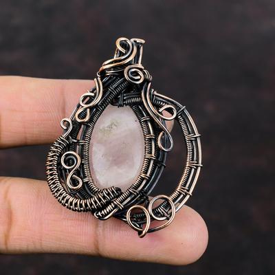 Ciondolo in quarzo rosa, ciondolo con pietra preziosa avvolta in filo di rame, elegante ciondolo in quarzo rosa, gioiello in rame fatto a mano, regalo di valore.