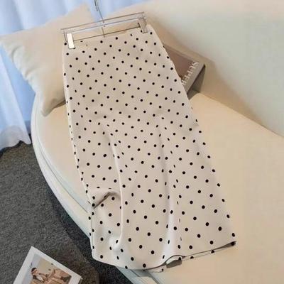 Schwarz gepunkteter A-Linien-Rock in Übergröße für birnenförmige Frauen - Schlankmachender Herbst-Mid-Length-Stil