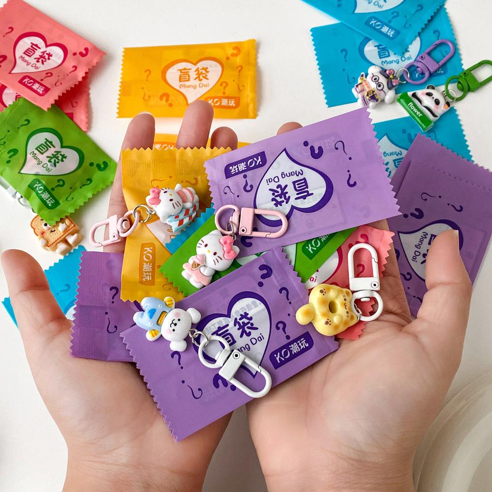 Přívěsek na klíče naslepo Malý dárek Školní taška Roztomilá taška Řetízek na mobilní telefon Dárek Prémiová pryskyřice Klíčenka na batoh