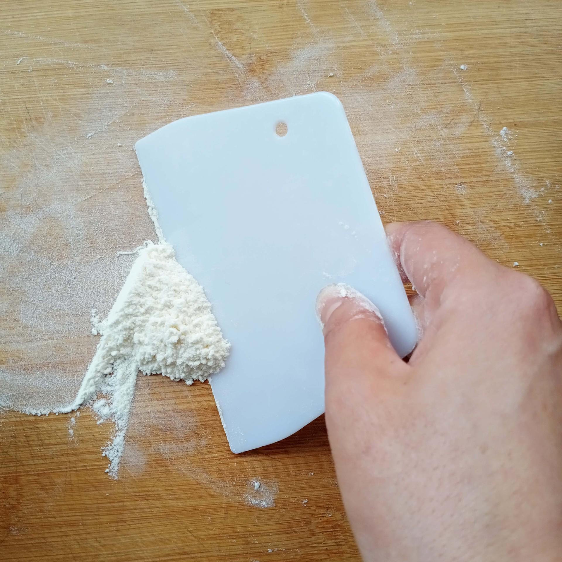 

Small Trapezoidal Plastic Dough and Cake Scraper Knife Set 12x8 cm Slicing Knife