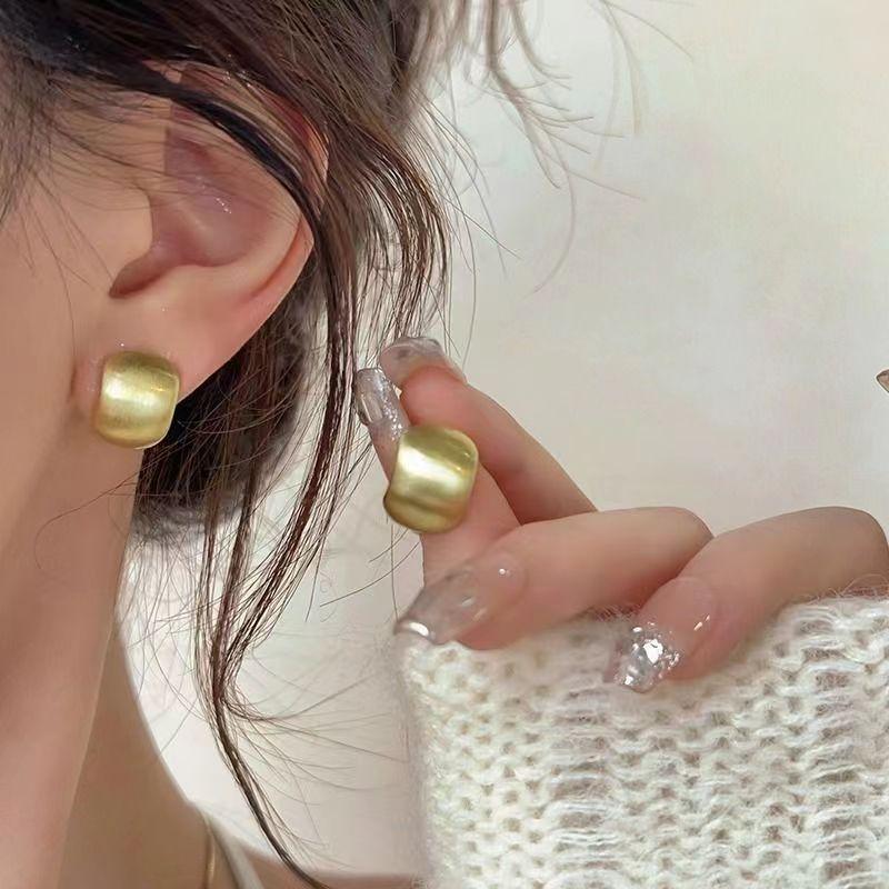 

Роскошные и изысканные серьги, модные пусеты с ретро-акцентом. One Size золотой