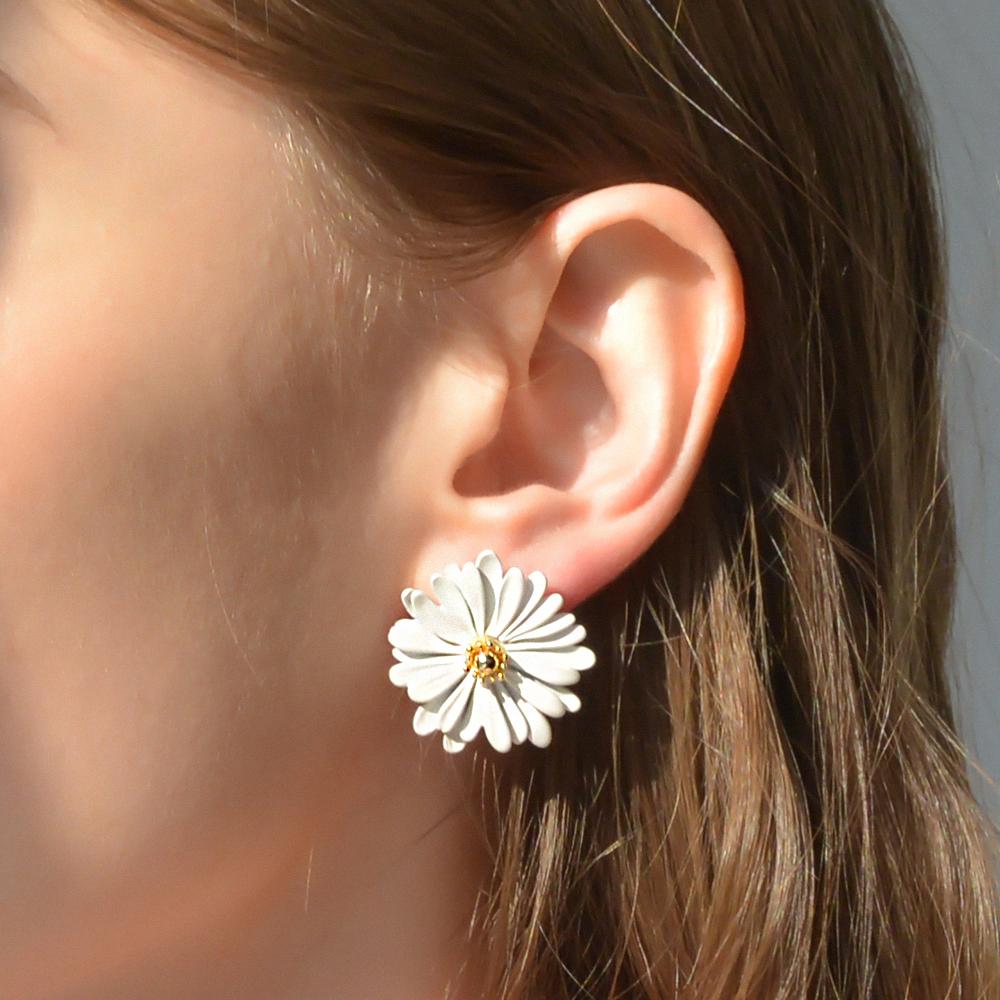 Daisy flower stud earrings