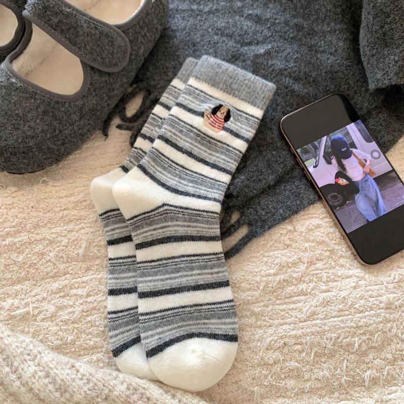 

Женские осенне-зимние утолщенные теплые винтажные полосатые вышитые щенки шерстяные носки средней длины 1 pair светло-серый