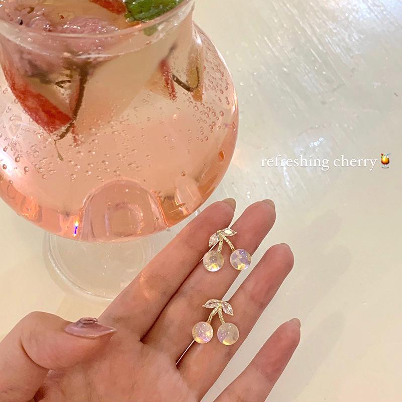 

Серьги-пусеты с переливающимися вишневыми хрустальными бусинами - Нишевый, Роскошный, Меняющий цвет дизайн