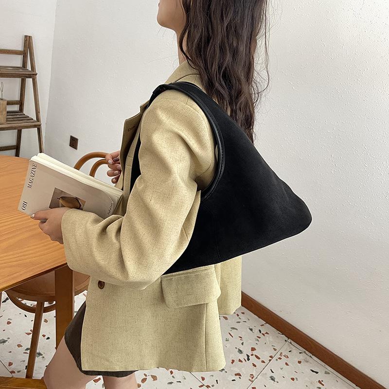 Tote bag premium sense 2025 autumn new large capacity velvet contrasting color shoulder bag commuter handbag women's bag