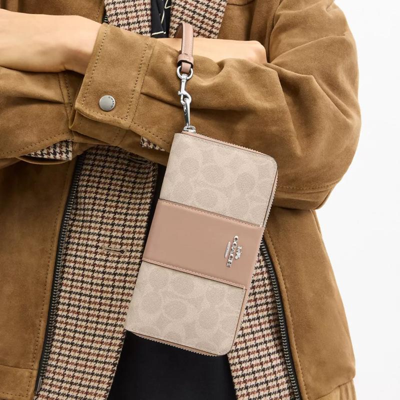 COACH 19 Brand logo zipper closure Coated canvas Wallet Regular Women's Sand sand color