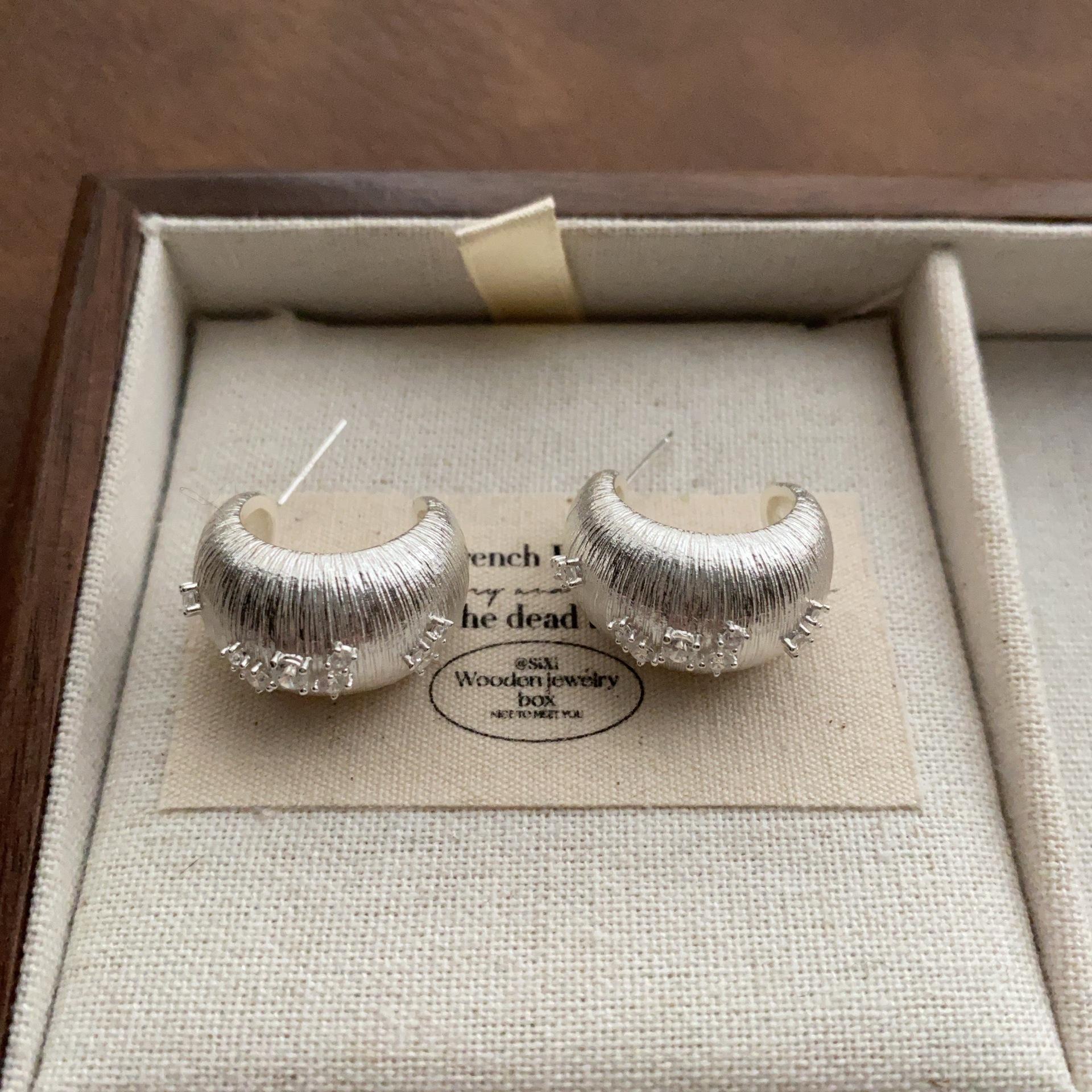 

Simple semi-round earrings, earrings, light luxury, high-end sense, fashionable three-dimensional personality, French exquisite and versatile earrings