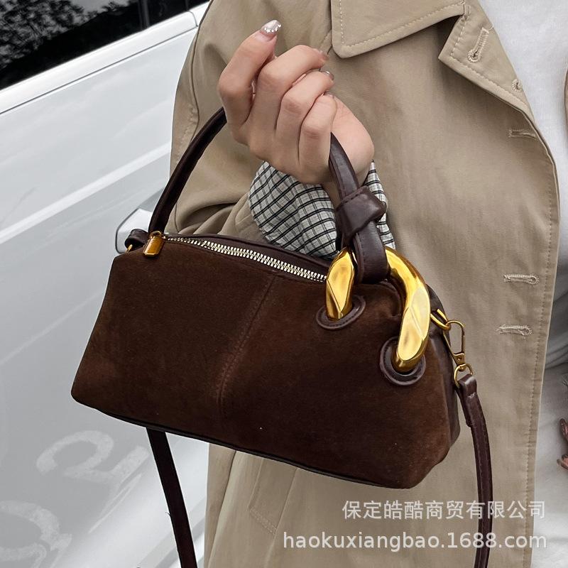 High-end niche bag women's autumn and winter 2025 new matte retro messenger bag popular portable Boston bag