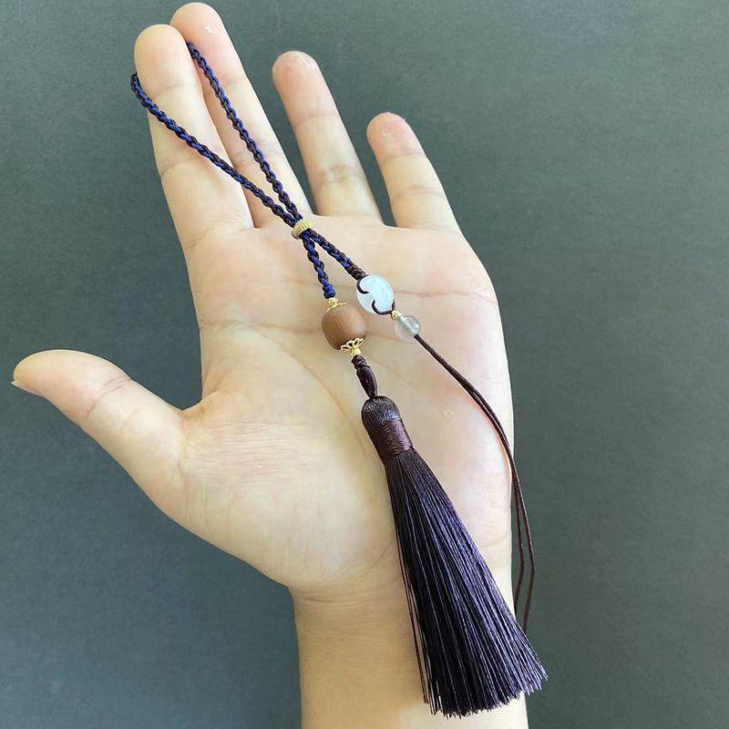 

Двухцветная плетеная кисточка-шарм с подвеской в виде пряжки безопасности из нефрита Хэтянь