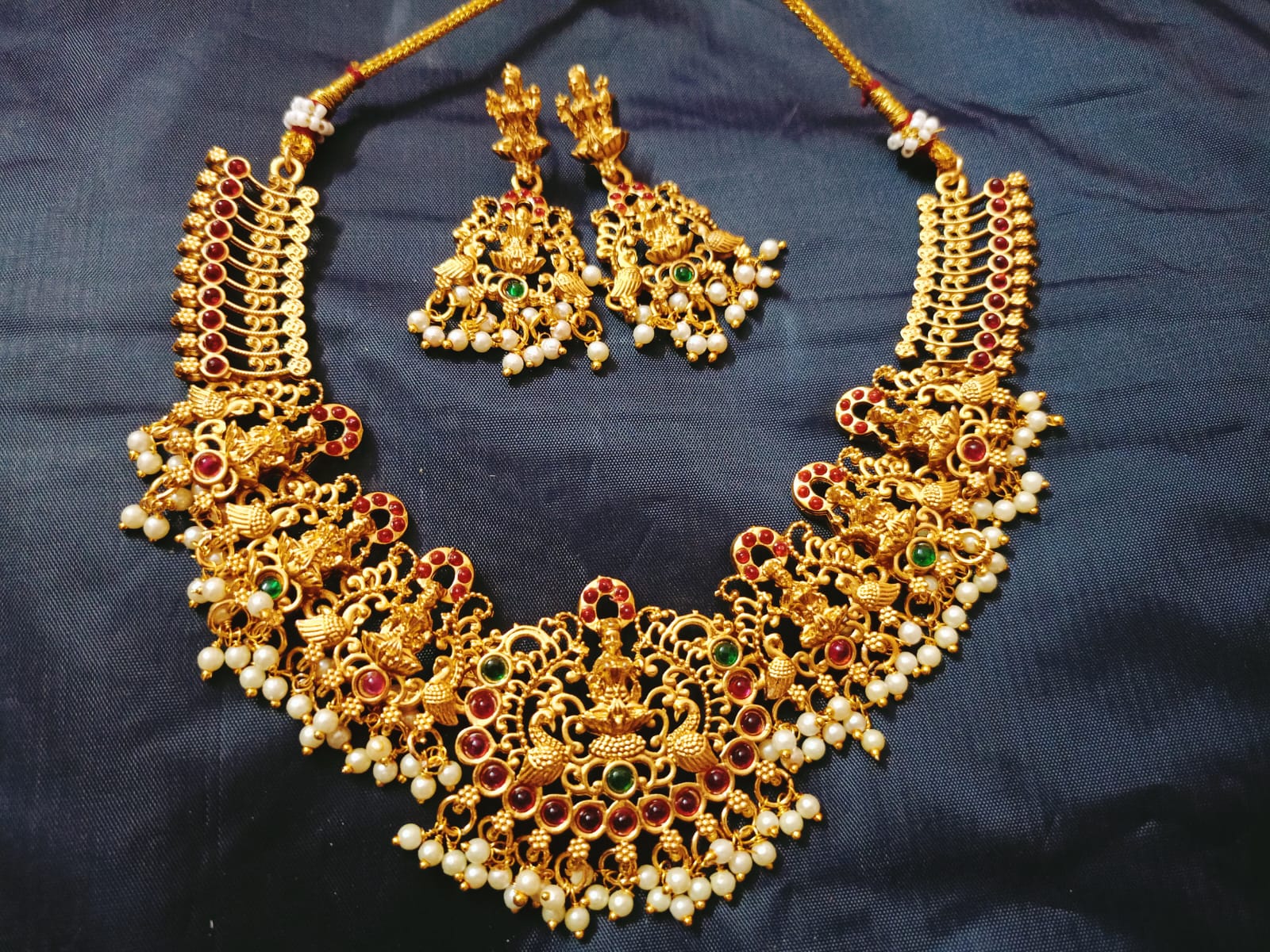 

Позолоченный комплект ювелирных изделий из храма индийской богини Лакшми/Лакшми, подходящий для свадебной вечеринки