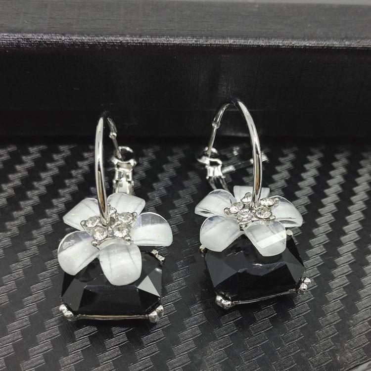 

Крупные серьги в виде хрустальных цветов в корейском стиле для женщин чёрный