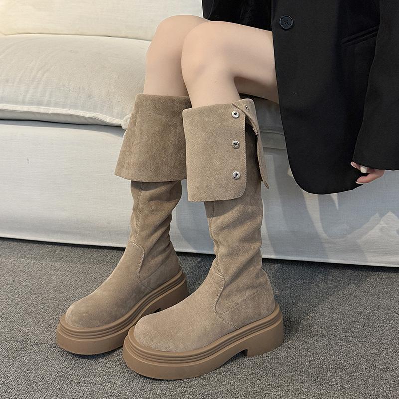 Två bär vikta stövlar med tjock sula för barn, nya knähöga ridstövlar med tjock klack höst och vinter 2025, vår och höst