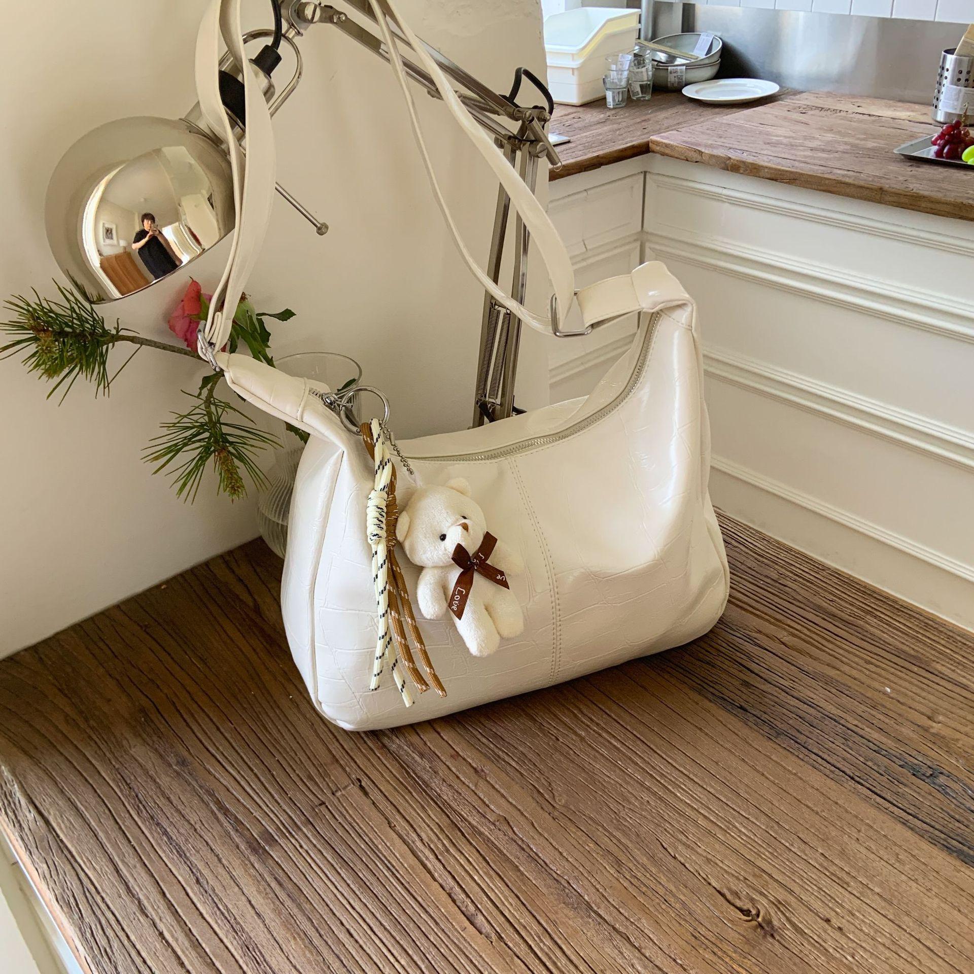 

Simple large-capacity bag women s new summer popular shoulder bag casual commuter messenger dumpling bag білий