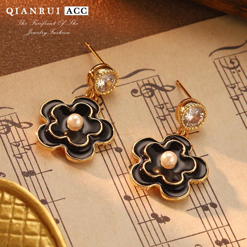 

French Retro Camellia Earrings: Sweet, Elegant Niche Design for Women