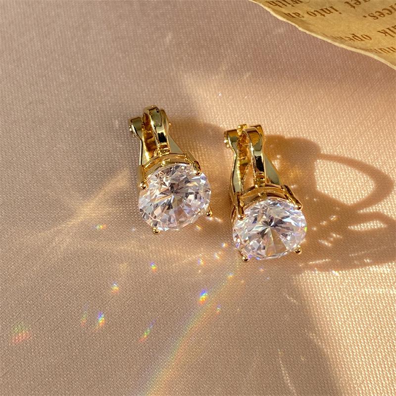 

Элегантные круглые серьги с цирконием: Простые и универсальные клипсы для женщин