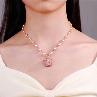 New Rotating Pearl Necklace Women's Niche High-end Design Lucky Flower Pendant Collarbone Chain Sweater Chain Clothing Hanging