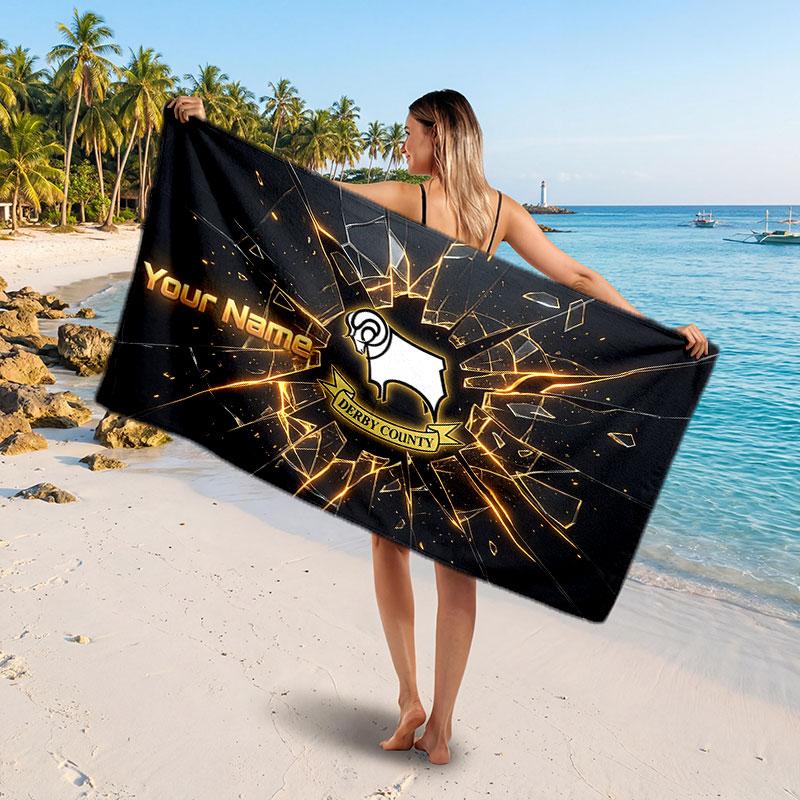 Derby County Niestandardowy Ręcznik Plażowy, Personalizowany Nadruk Imienia Tekstem, Miękki Szybkoschnący Ręcznik z Logo Piłkarskim, Prezent na Wakacje