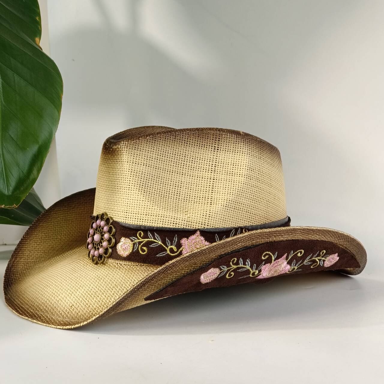 

Embroidered straw cowboy hat withaccessories unisex – Western sunhatsuitablefor rodeoperformancesandcowgirlattiresombrero cowbo S56-58cm