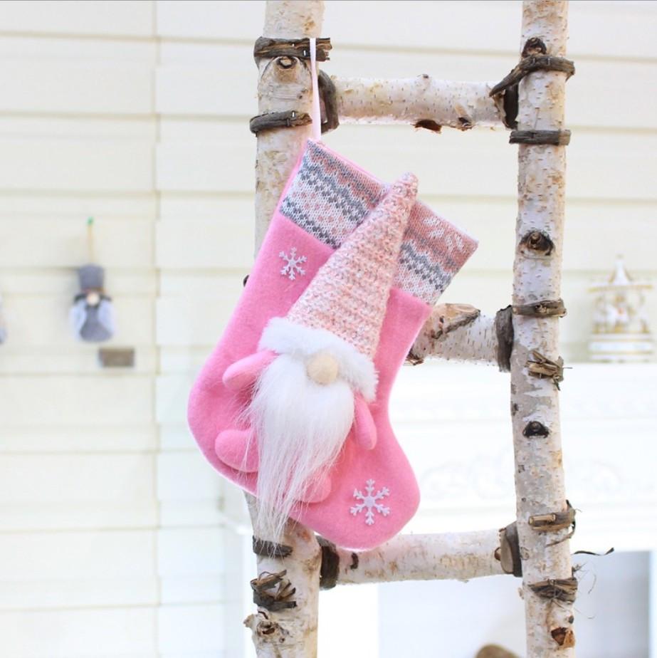 

Модні різдвяні шкарпетки. Подарунковий мішок. Різдвяний візерунок. Різдвяна прикраса білий