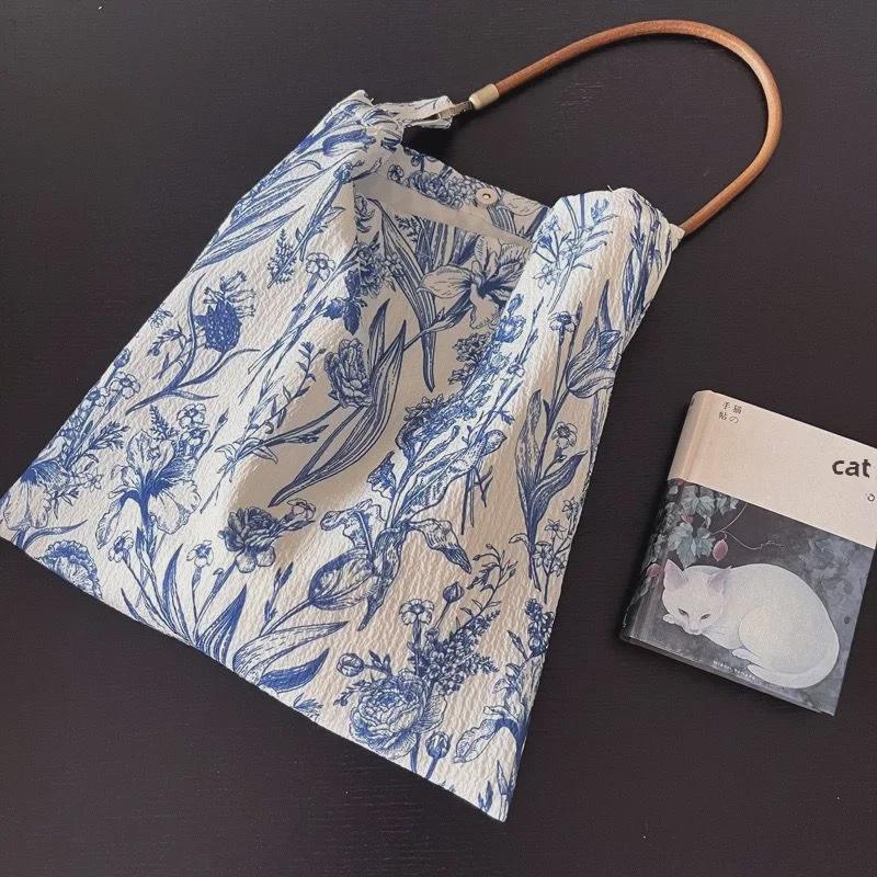 2024 Retro Chinese Blue & White Porcelain Floral Crossbody Bag - Casual Thin Cloth Design for Women