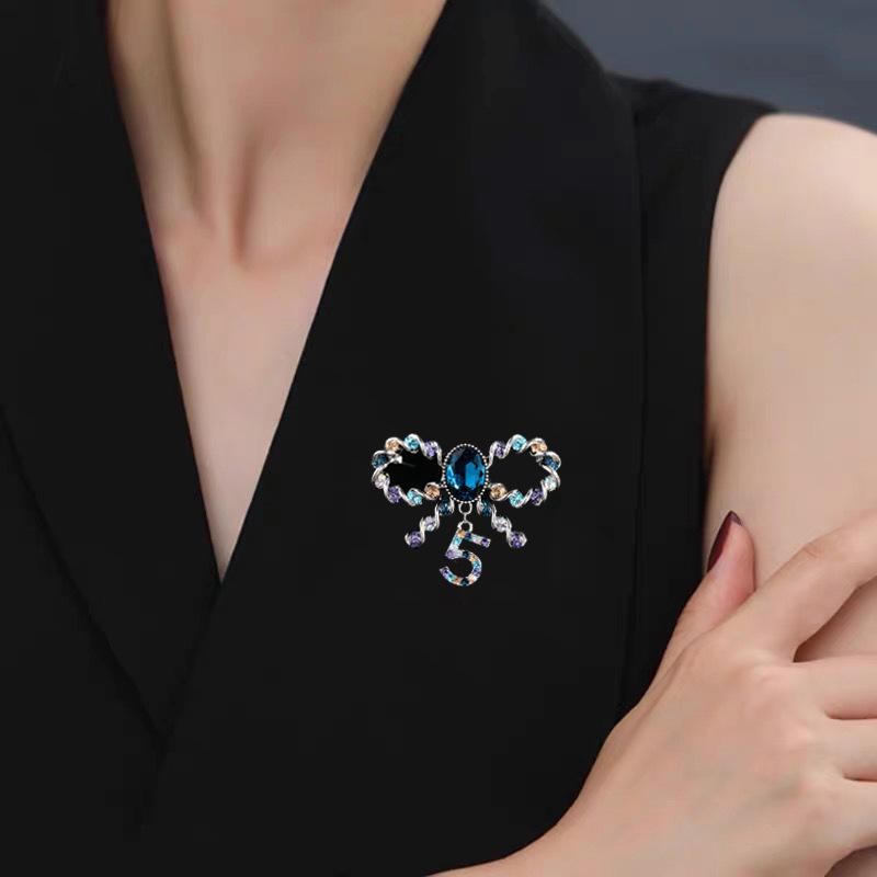 Temperament Bow 5-Character Brooch Personality Crystal Brooch Niche Premium Design Pin Suit Accessories