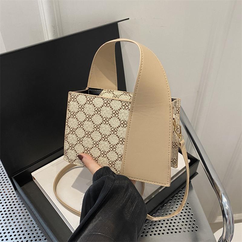 

Light Luxury Women s Bag New Fashion Plaid Pattern Purse and Handbag Trendy Versatile Sling Shoulder Crossbody Bag ARI 20x7x13cm
