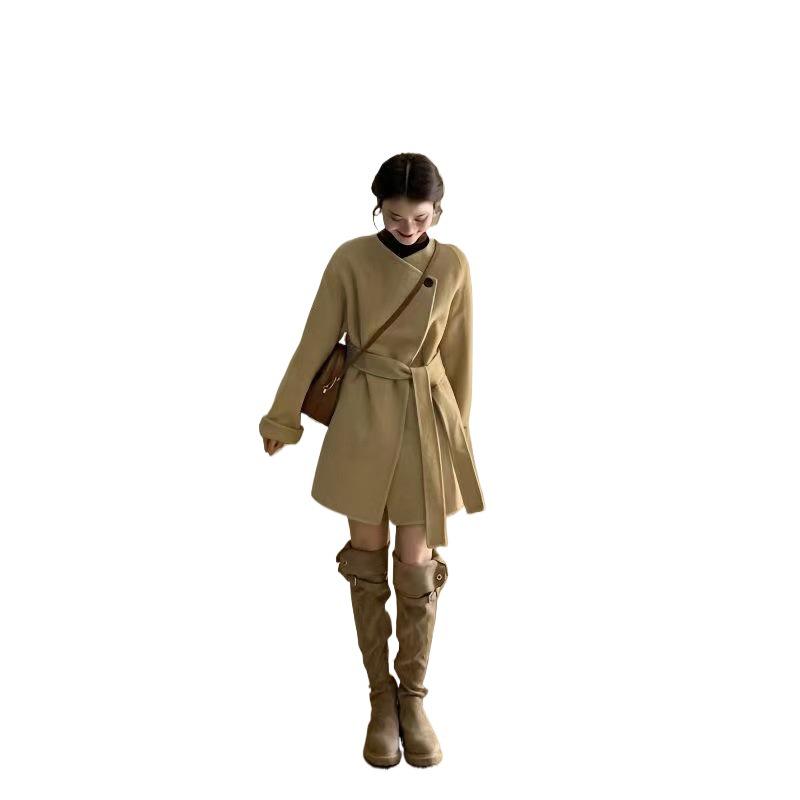 Korean Style Khaki Coat: Women's Autumn/Winter 2025 Petite Slimming Straight Shoulder Jacket, High-End Hepburn Style