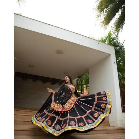 

Новая привлекательная и сильно вышитая лехенга с блузкой и дупаттой. (чоли)(ЧЕРНЫЙ)