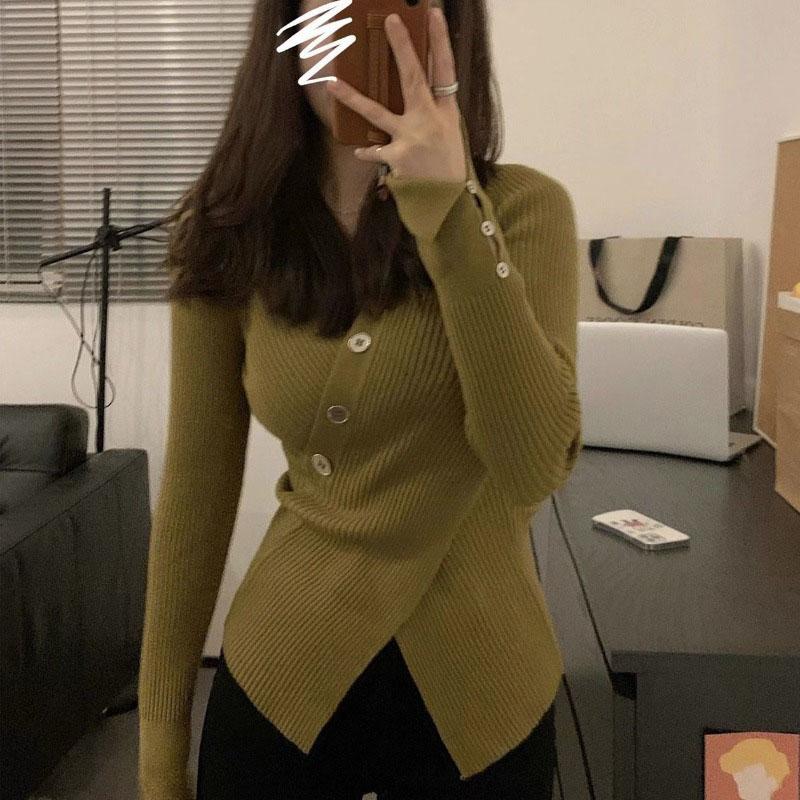 Nepravidelný svetřík s véčkovým výstřihem se stahováním v pase, s vysokým pasem, slim fit a rozparkem, čistá touha vypadat štíhle, pletený s dlouhým rukávem, vnitřní styl pro ženy