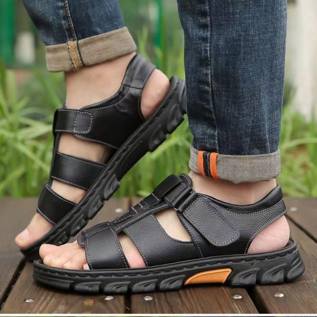 Large Breathable and Versatile Beach Shoes with Thick Soles and Anti Slip Design for Men In Summer. New Casual Sandals for Men with Exposed Toes