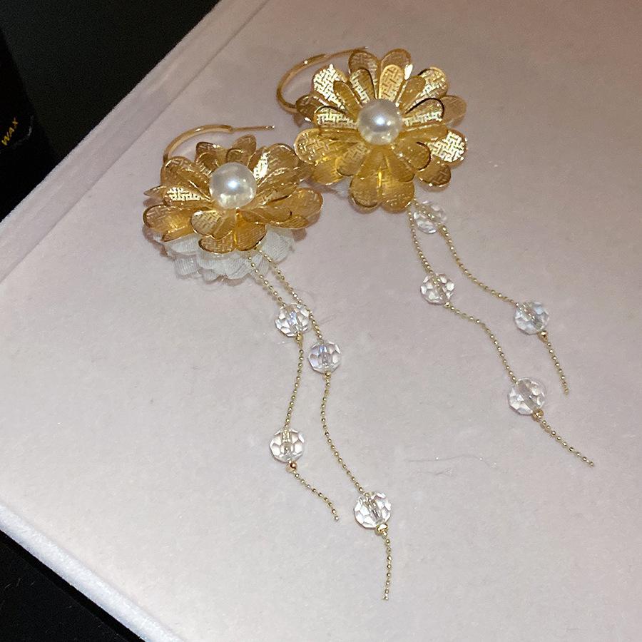 

Silver needle fabric pearl flower fringed earrings light luxury high-end stud earrings European and American retro court style temperament earrings
